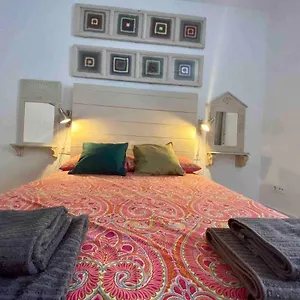 https://en-el-corazon-de-cadiz-casa-el-anticuario-con-wifi.hotelsincadiz.net